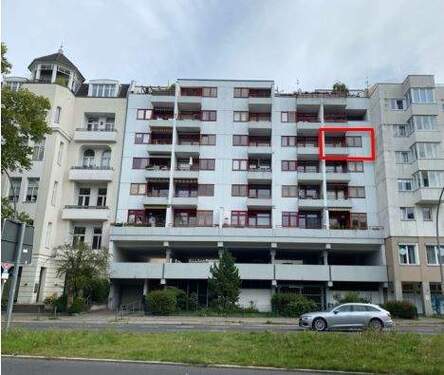 Hausansicht - Kaufgelegenheit in KuDamm-Nähe: 2 ½-zimmrige Balkon-Wohnung in absoluter Citylage mit Grünblick