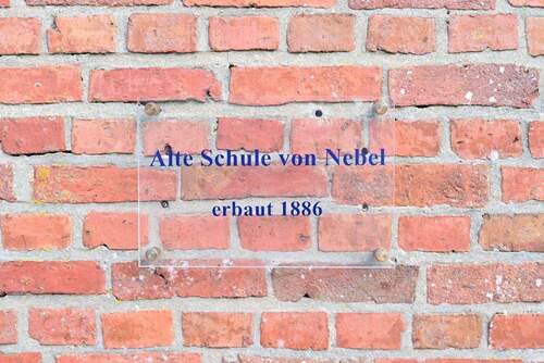 Alte Schule - 9 Zimmer Mehrfamilienhaus, Wohnhaus in Nebel