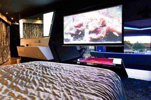 19 Schlafzimmer mit elektr. Leinwand - 