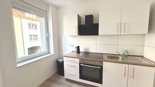 Moderne Küche mit Fenster - Etagenwohnung mit 65,00 m&sup2; in Osnabrück zur Miete