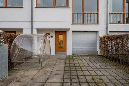 Hauseingang und Garage - 6 Zimmer Reihenmittelhaus zum Kaufen in Berlin