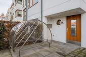 Hauseingang und Bikeport - 6 Zimmer Reihenmittelhaus in Berlin