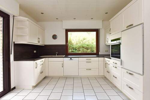 geräumige Küche mit Einbauküche und Terrassenzugang - 