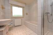 zeitlos gefliestes Vollbad mit Fenster - 
