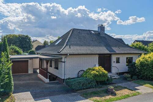 Bungalow mit Garage & Carport in schöner Lage - Bungalow mit Garage & imposanter Terrasse in schöner Lage**