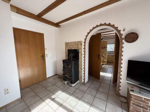 Esszimmer mit Kaminofen und Zugang Küche - 