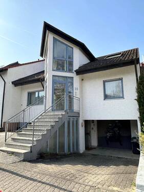 Gebäudeansicht mit Garage - 