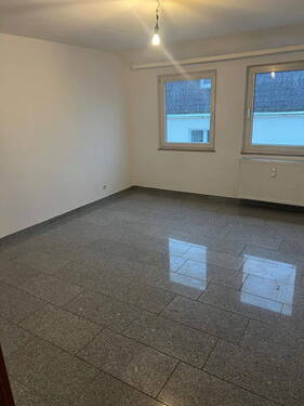 Wohnzimmer - Gemütliche, helle 2 Zimmer Dachgeschosswohnung, stadtzentral,renoviert und bezugsfertig