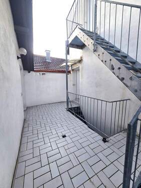 Wohnungseingang und gemeinsamer Freisitz - 