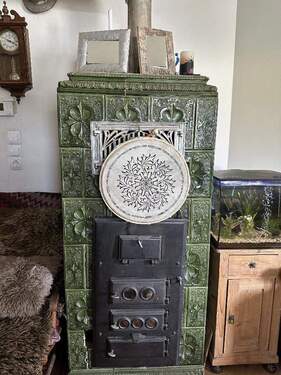 Teilansicht des antiken Kachelofens im 1. OG - 