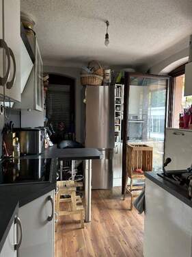 Küche im OG mit schönen Holzdielen und kl. Balkon - 