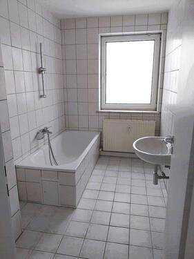 Tageslichtbad mit Badewanne - 