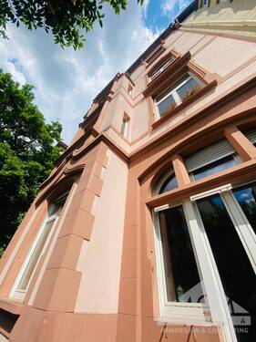 Fassade vorne - 2 Zimmer Mehrfamilienhaus, Wohnhaus zum Kaufen in Frankfurt am Main