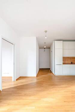 Wohnbereich mit Blick zum Eingang - 