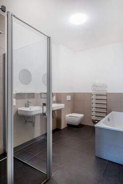 Bad mit Wanne und Dusche - 