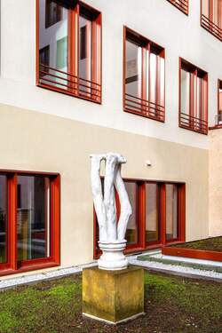 Bemerkenswerte Kunst im Innenhof - 