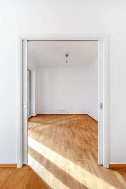 Offene Schiebetür mit Blick in Zimmer 1 - Etagenwohnung mit 132,30 m&sup2; in Berlin zur Miete