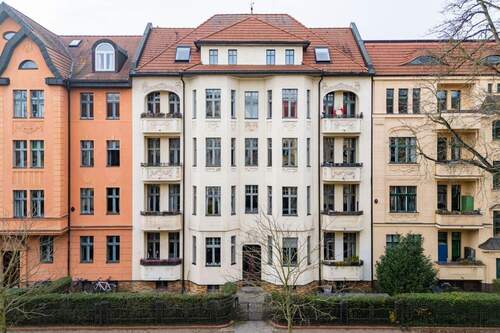 Titel - Heritage Living at Sanssouci - A Six-Room Family Home in Potsdam West