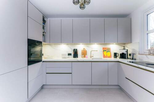 Moderne Einbauküche von Nobilia - 3 Zimmer Etagenwohnung in Berlin