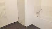 Bad mit Wanne und Dusche - 