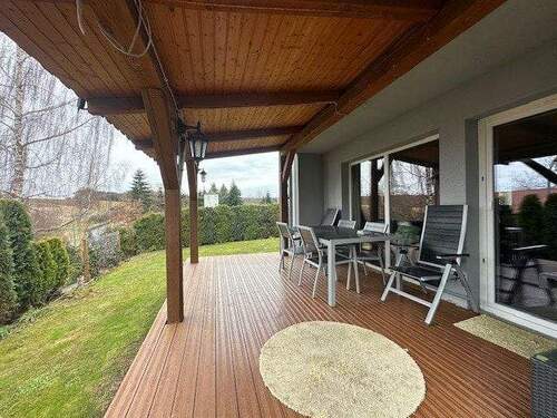 überdachte Terrasse vor Wohnzimmer - Einfamilienhaus mit 158,00 m&sup2; in Simbach zum Kaufen