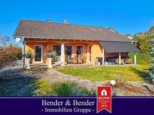 Rückansicht - Neuwertiger Bungalow mit über 2.500 m² Grundstück in unverbaubarer Ortsrandlage mit Fernblick nähe Puderbach!