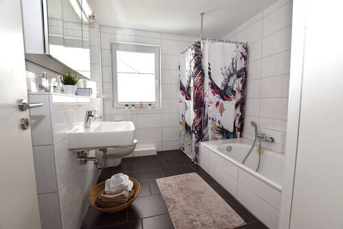 Bad mit Dusche und Wanne 1.OG.JPG - 