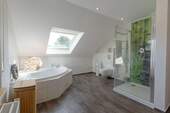 Hauptbad mit Whirlpool - 