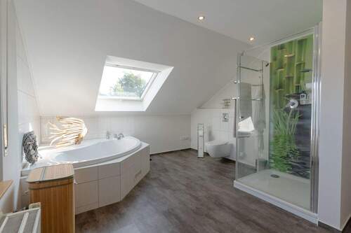 Hauptbad mit Whirlpool - 