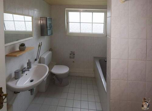 Bad mit Wanne und Dusche - 