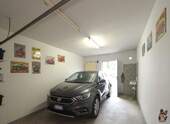 daneben die Garage - 