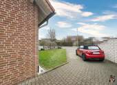 durch die Garage zum Vorplatz - 
