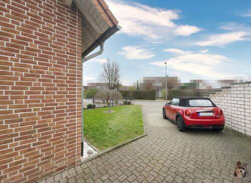 durch die Garage zum Vorplatz - 