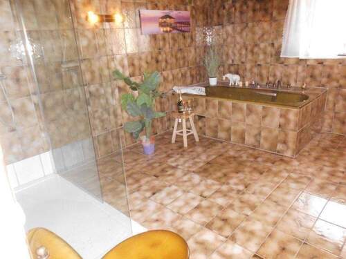 Badezimmer mit Badewanne.JPG - 