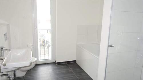 Modernes Bad mit Fenster - 