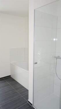Bad mit Wanne und Dusche - 