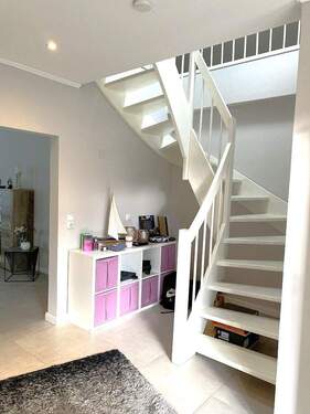 Flur mit Treppe - 3 Zimmer Einfamilienhaus in Harrislee