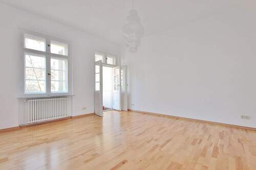 Wohnbereich mit Zugang zur Loggia - Charmante 2-Zimmer-Wohnung mit Loggia im Flieger-Karree nahe Tempelhofer Feld