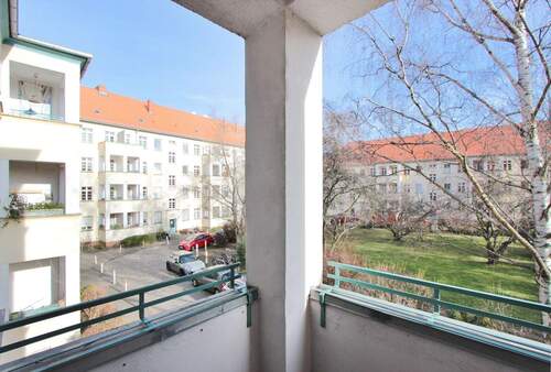 Blick von der Loggia - Etagenwohnung mit 61,00 m&sup2; in Berlin-Tempelhof zum Kaufen