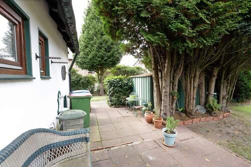 seitlicher Eingang zur Terrasse hinten.jpg - 