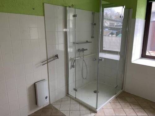 Bad mit Dusche Wohnung EG - 