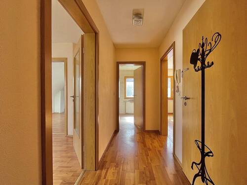 Flur - Zentrales Wohnen über den Dächern von Schwandorf - kreative 3-Zimmer-DG-Wohnung!