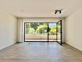 Wohnzimmer mit Zugang zum Balkon - 