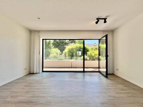 Wohnzimmer mit Zugang zum Balkon - 