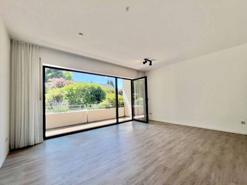Wohnzimmer mit Zugang zum Balkon - 