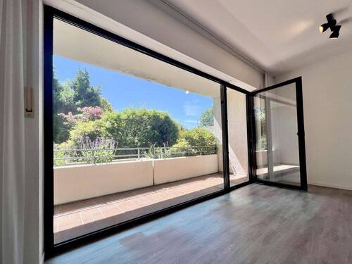 Wohnzimmer mit Zugang zum Balkon - 