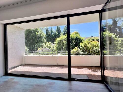 Wohnzimmer mit Zugang zum Balkon - 