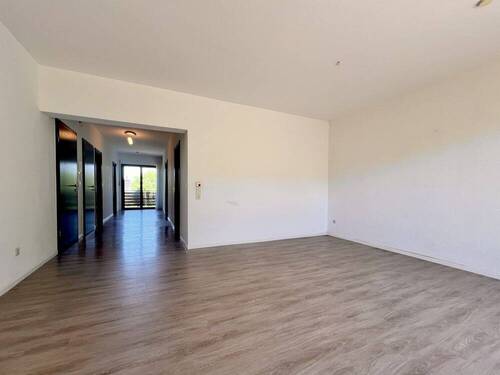 Wohnzimmer mit Blick in den Flur - 
