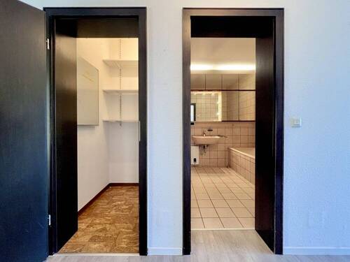 Abstellraum und Badezimmer - 