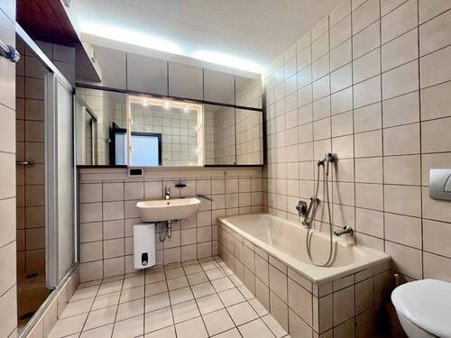 Bad mit Wanne und Dusche - 